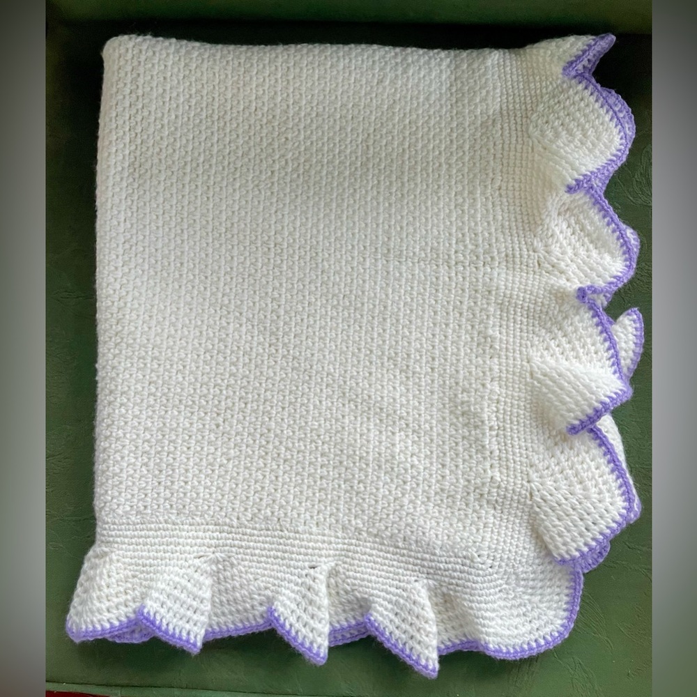 Soft Hand Crocheted Baby Blanket
NWT
Afghan Blanket Knitted Bed
Cover BEAUTIFUL